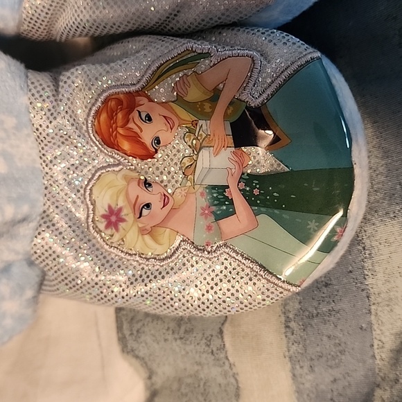 Disney Elsa and Anna slippers velcro size 7/8L - Picture 2 of 9